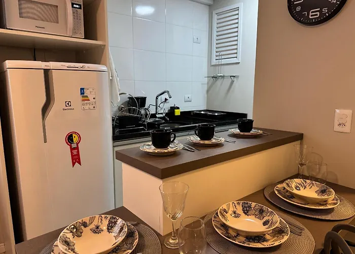 Amplo E Charmoso - 1 Quarto Com Sacada No Centro!