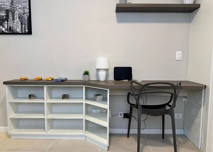 Amplo E Charmoso - 1 Quarto Com Sacada No Centro!